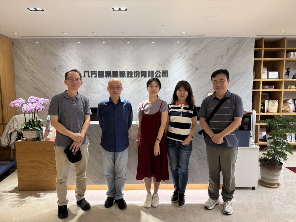 教師與八方主管合照1圖片